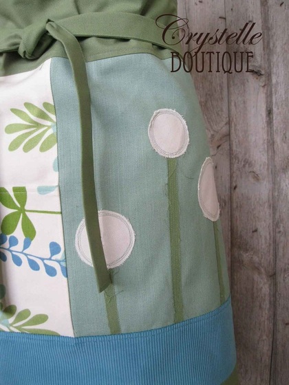 Free sewing pattern - Lisa Apron - globe flowers on the left side