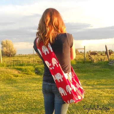 CrystelleBoutique - free sewing pattern - the wide strap on the shoulder makes it very comfortable to wear/carry 