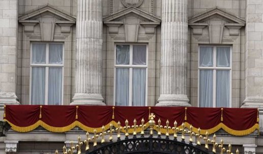 CystelleBoutique - balcony at the front of Buckingham Palace