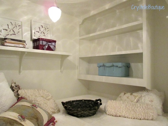 CrystelleBoutique - shelving inside a bed-alcove - The built-in shelving inside the nook sends and invite to your little princess to take her books with her to bed and read and read and read to her heart's content. 